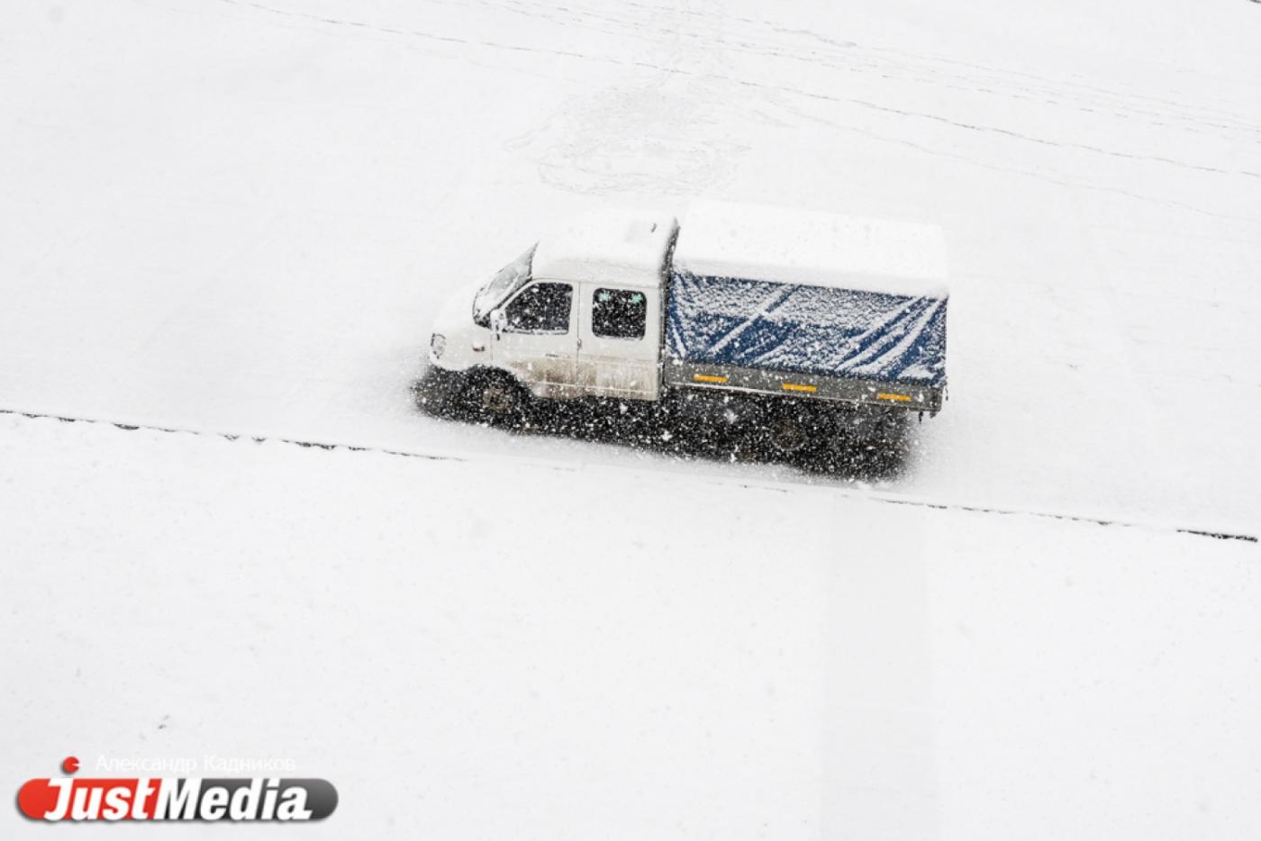 Из-за сильных снегопадов Госавтоинспекция просит свердловских водителей не лихачить на дорогах - Фото 1