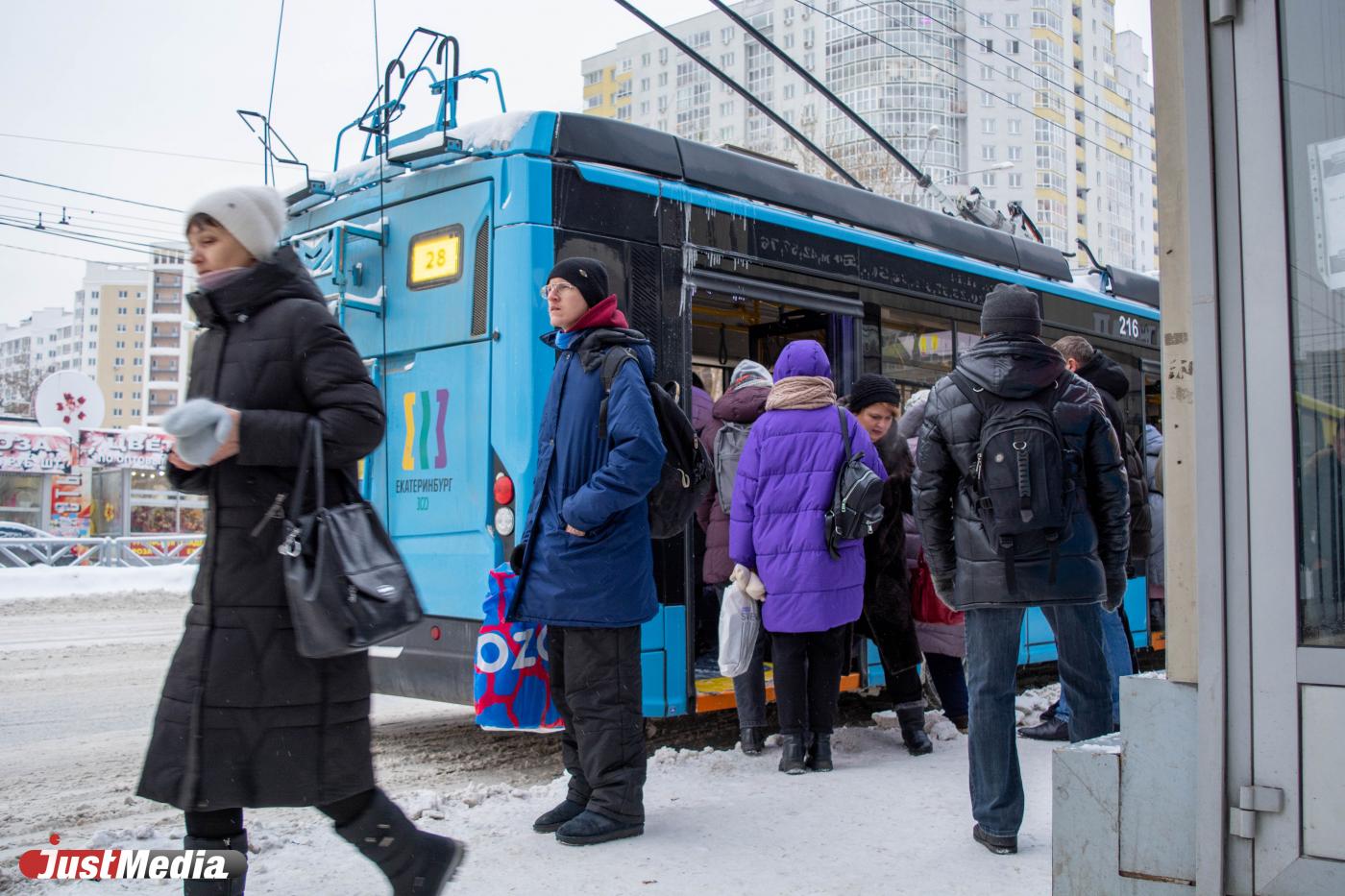 На Уралмаше 26 троллейбусов утром застряли в депо из-за снегопада - Фото 1