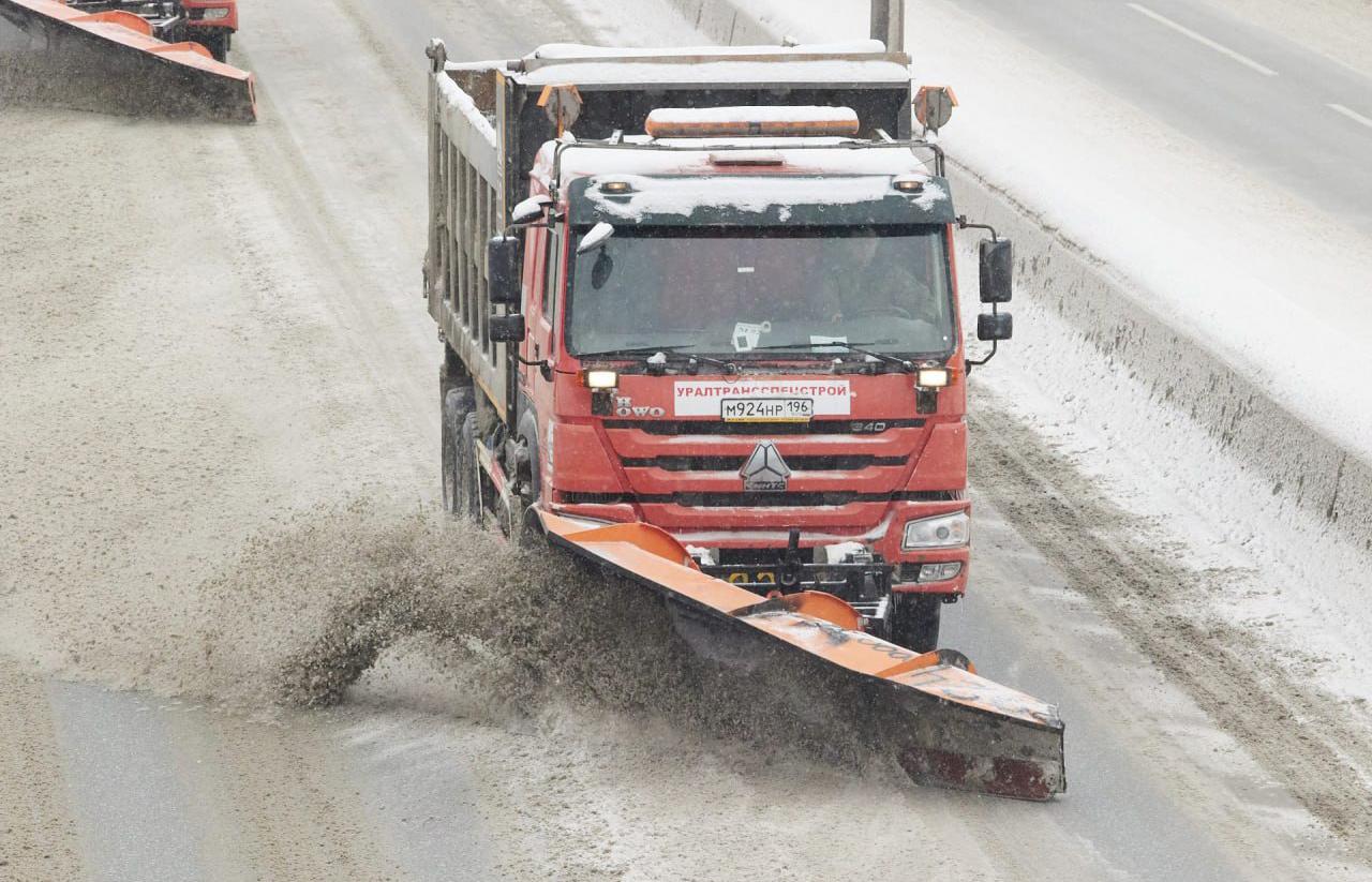 Свердловские трассы с утра очищают от снега 444 единицы спецтехники - Фото 1