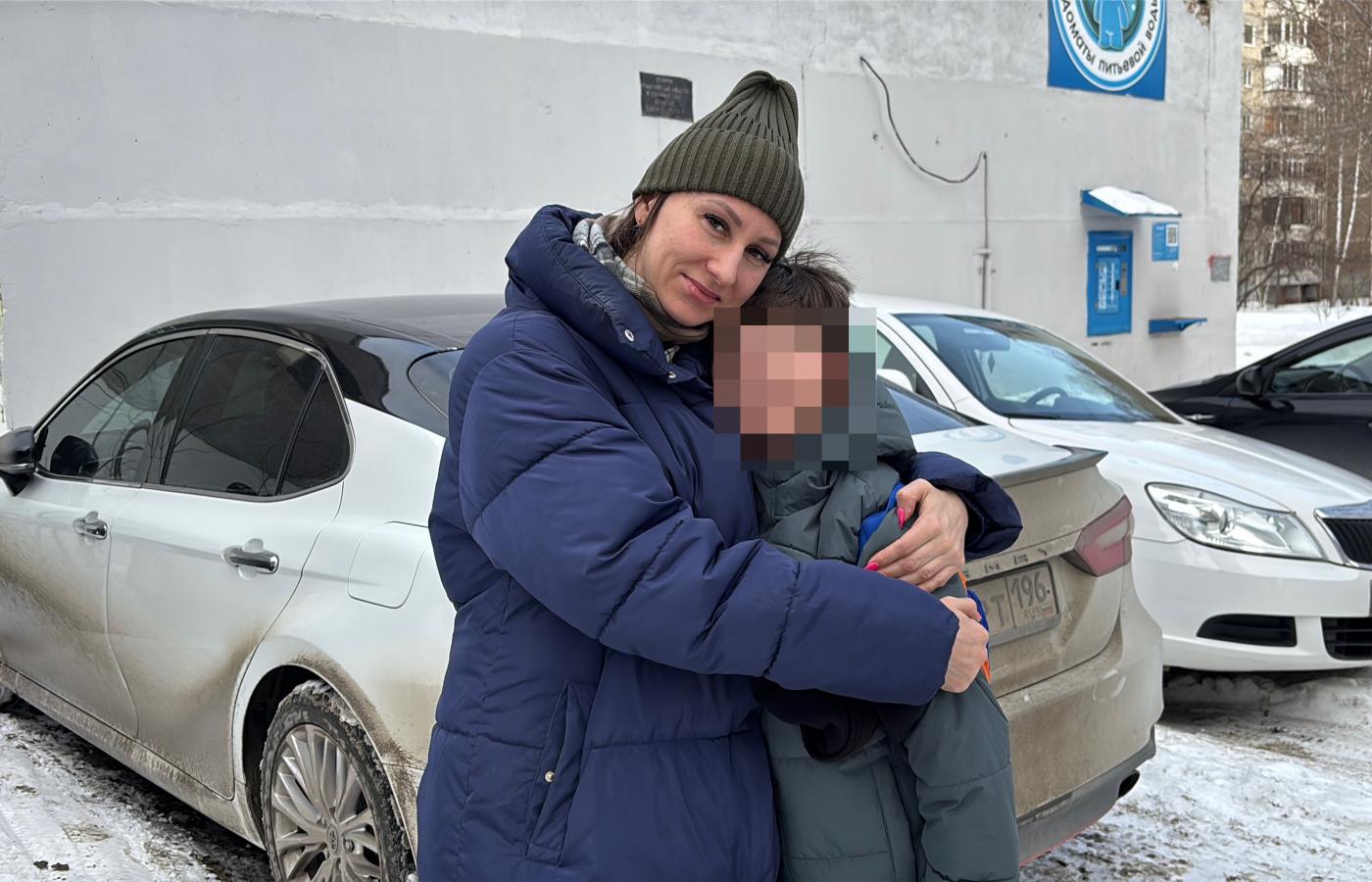 Судебные приставы вернули екатеринбурженке сына, которого отец похитил из кафе - Фото 1