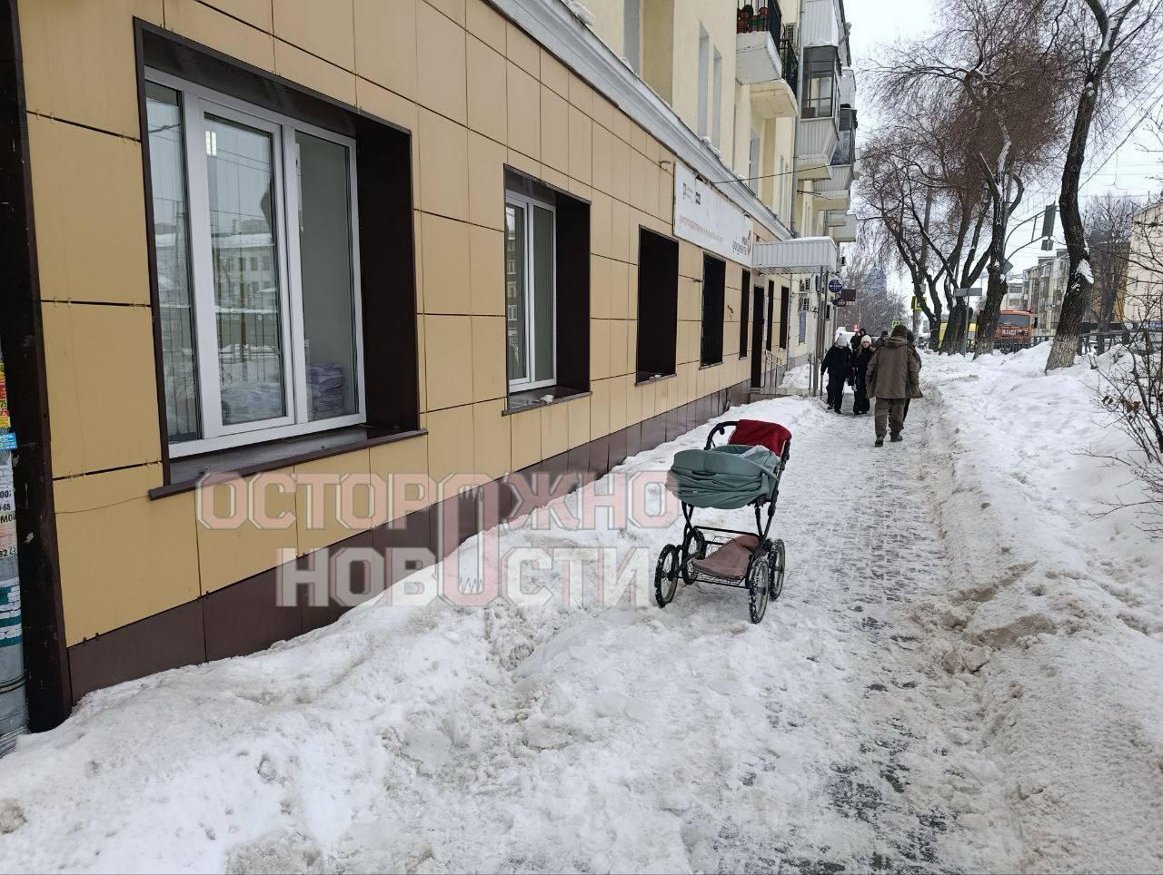 В Самаре на Урицкого глыба льда упала на коляску с четырехмесячным младенцем - Фото 1