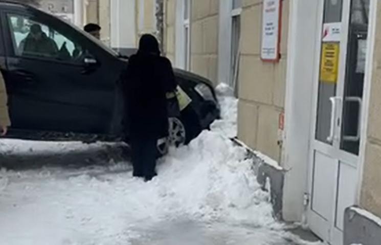 В Екатеринбурге «Мерседес» влетел в стену детской поликлиники - Фото 1