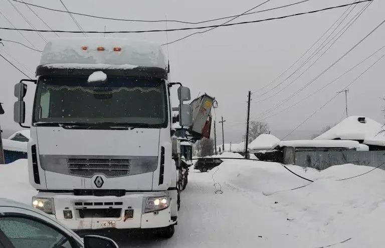 В Краснотурьинске водитель фуры, перевозивший башенный кран, оставил без света 15 домов - Фото 1