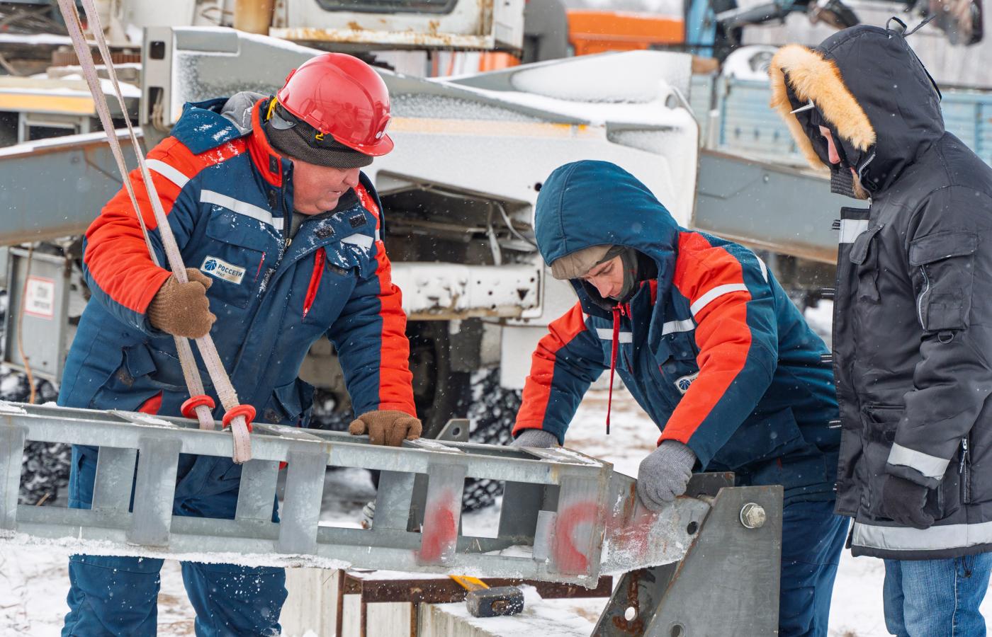 В «Россети Урал» прошли учения по установке быстровозводимых опор в морозы - Фото 1