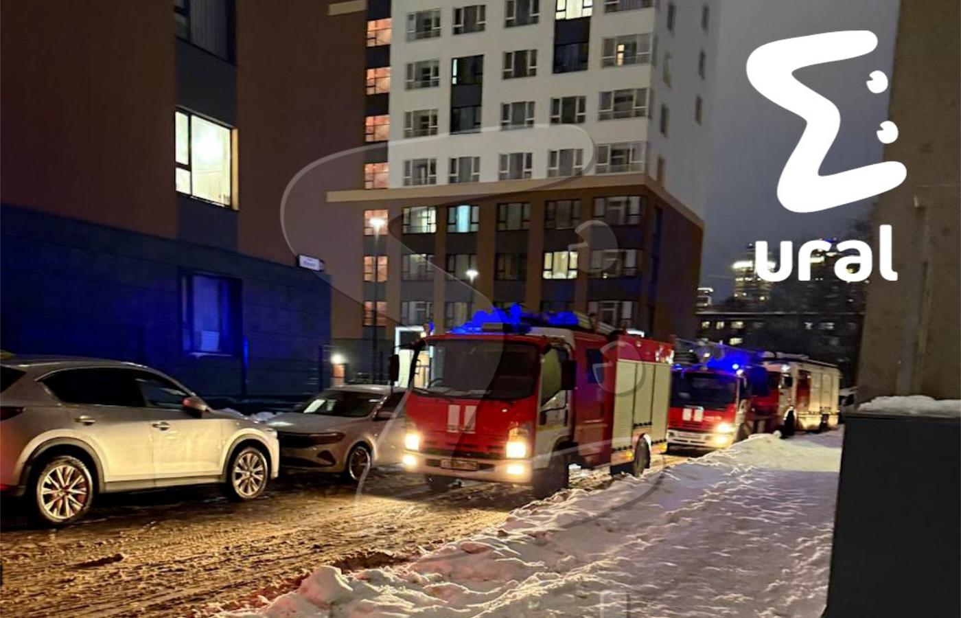 В Екатеринбурге скорая и пожарные не смогли проехать во двор из-за припаркованных авто - Фото 1