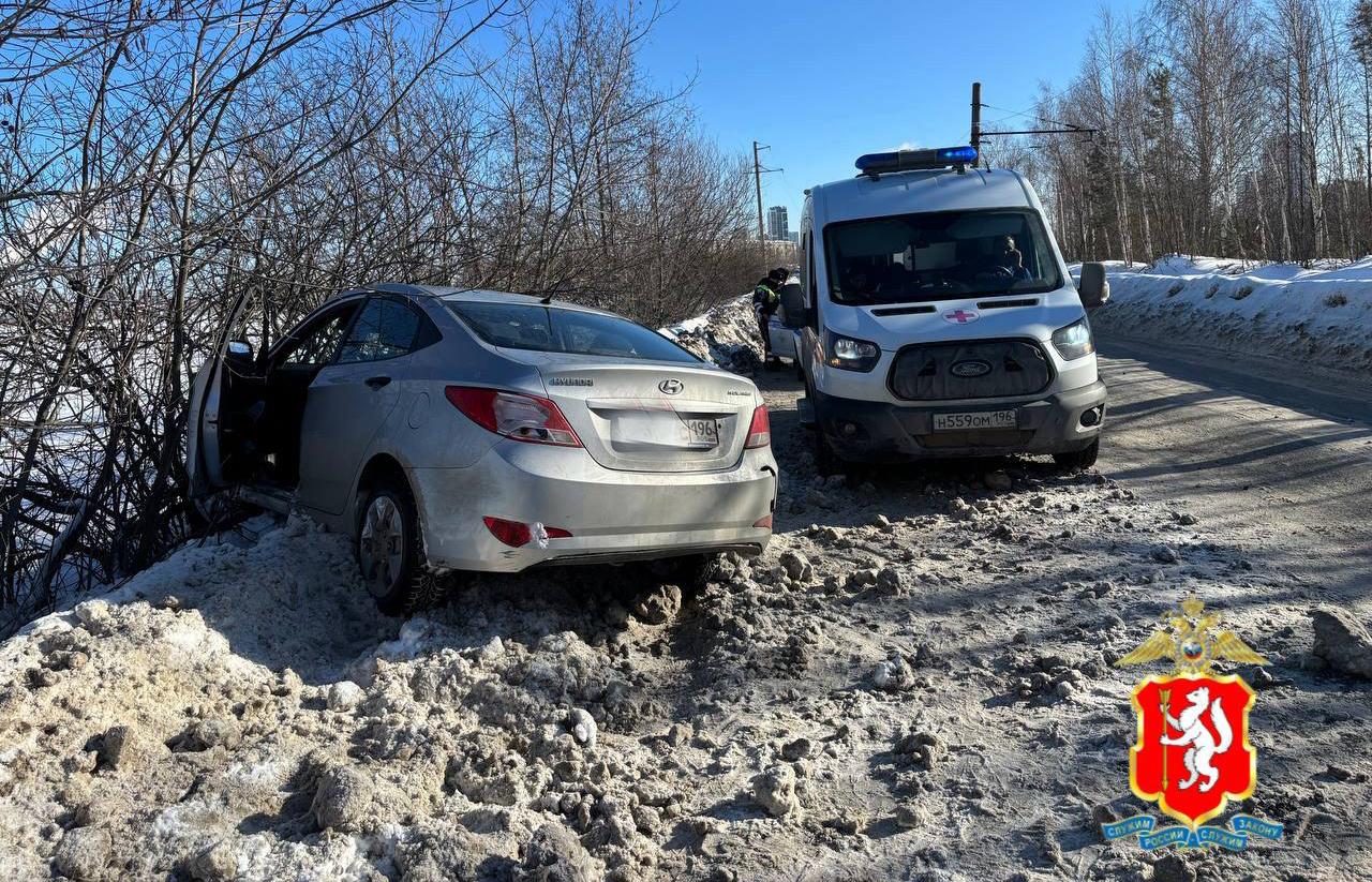 В Екатеринбурге дедушка на иномарке влетел в кучу снега и погиб - Фото 1