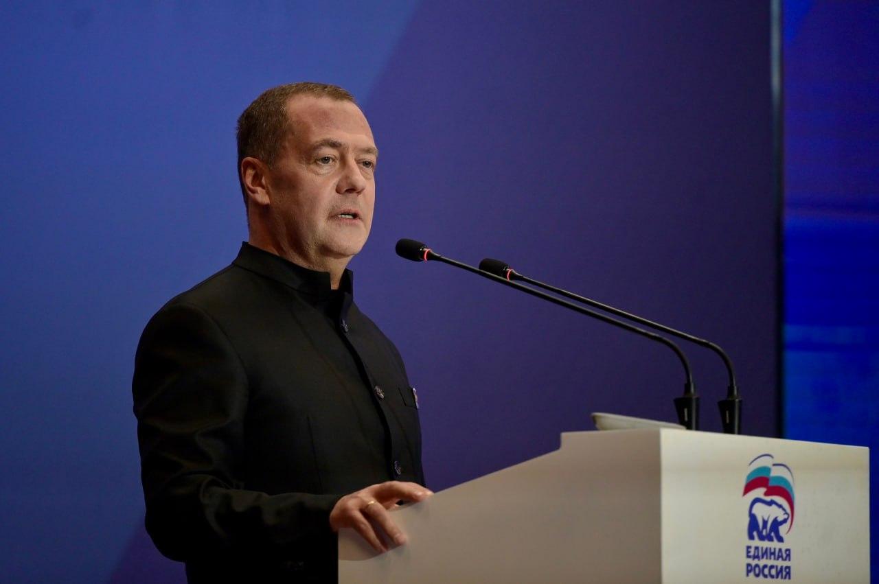 Дмитрий Медведев выступил против переподготовки кадров за счет бюджета: «Эти траты превращаются в воровайку» - Фото 1