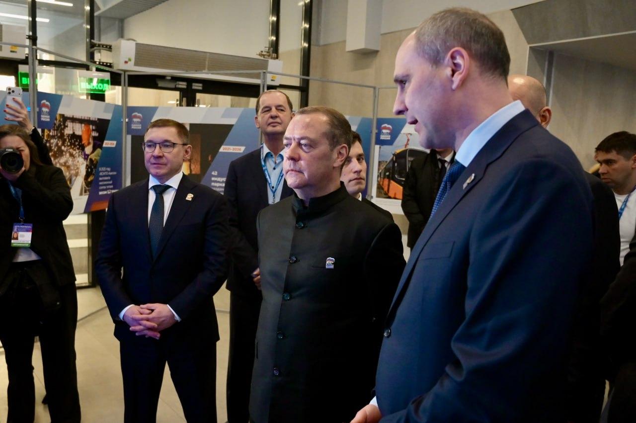 Дмитрий Медведев в Екатеринбурге назвал две составляющие популярности техникумов - Фото 1