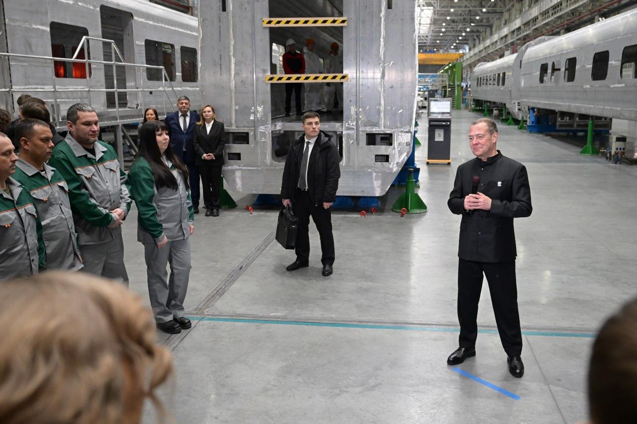 Дмитрий Медведев заявил, что такого вооружения, как в России, нет ни у одной армии мира - Фото 1