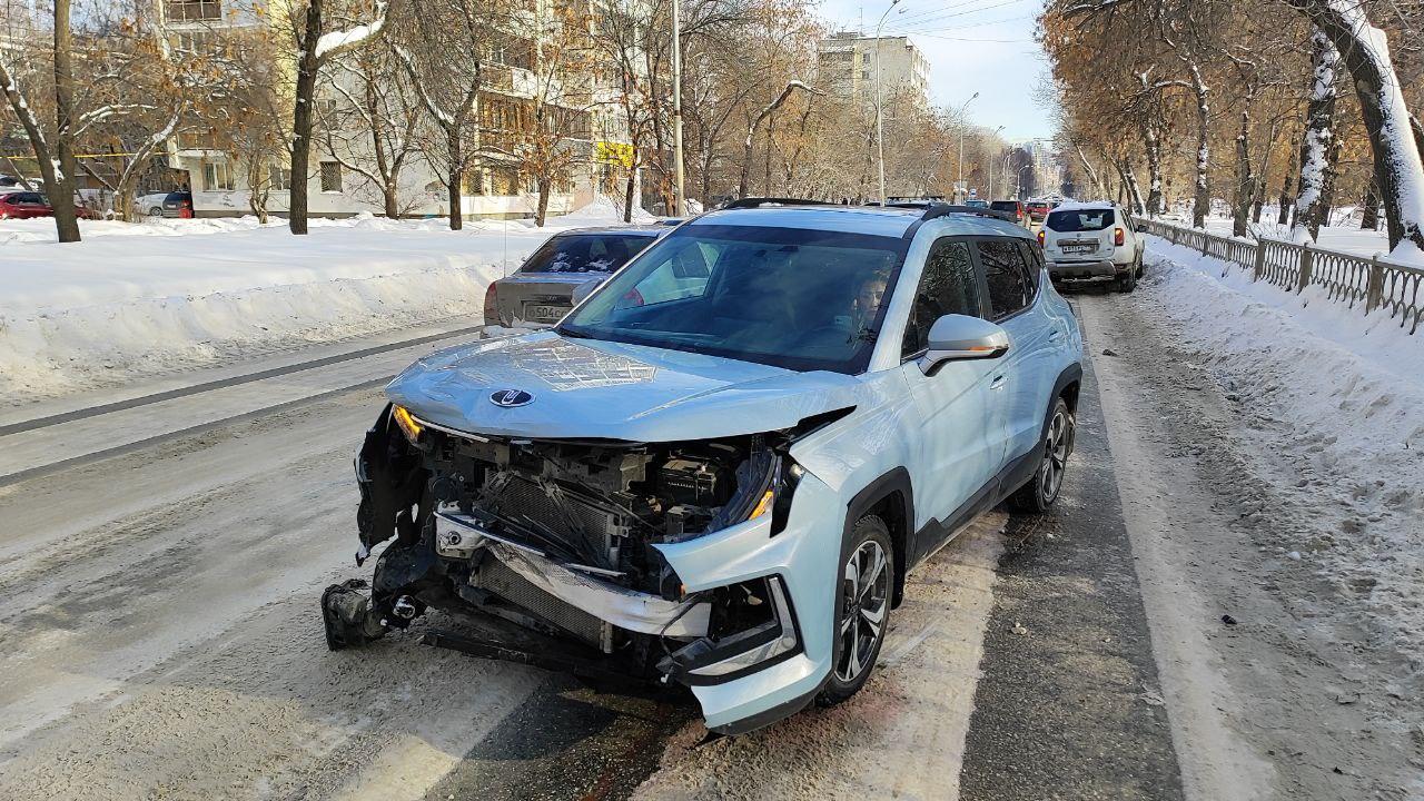 В Юго-Западном районе Екатеринбурга авария двух легковушек заблокировала два ряда на Шаумяна - Фото 1