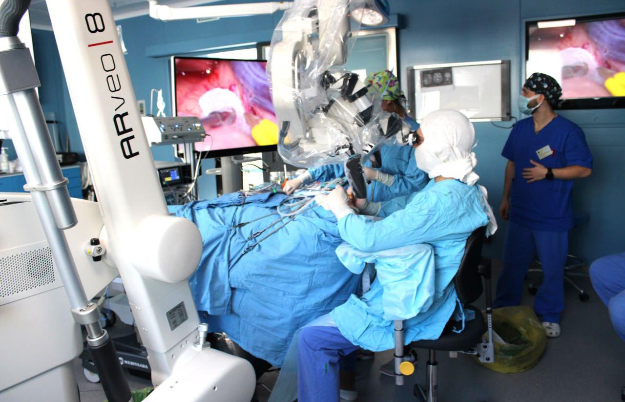 Нейрохирурги ГКБ №40 получили на апробацию пока единственный в России операционный микроскоп Leica - Фото 1