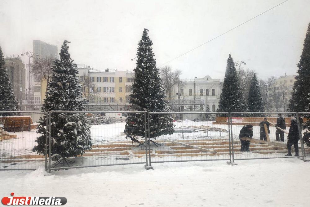 Каток на площади 1905 года закрыли - Фото 1