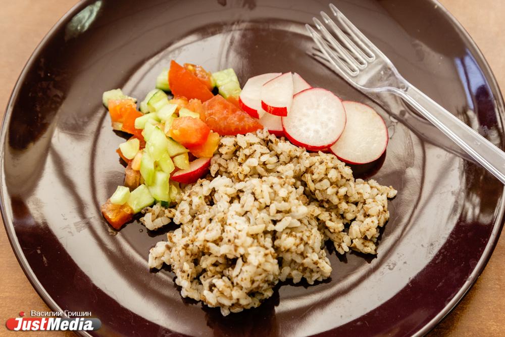 Пассажирам поездов дальнего следования Свердловской магистрали предложили постное меню - Фото 1