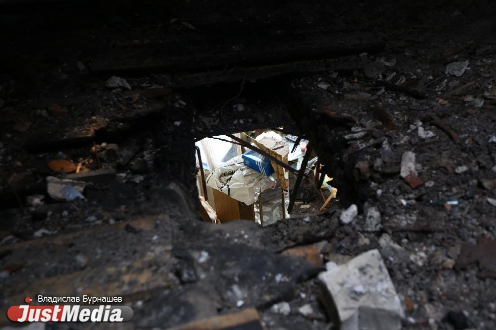 В Екатеринбурге горели пассажирский автобус и павильон - Фото 1