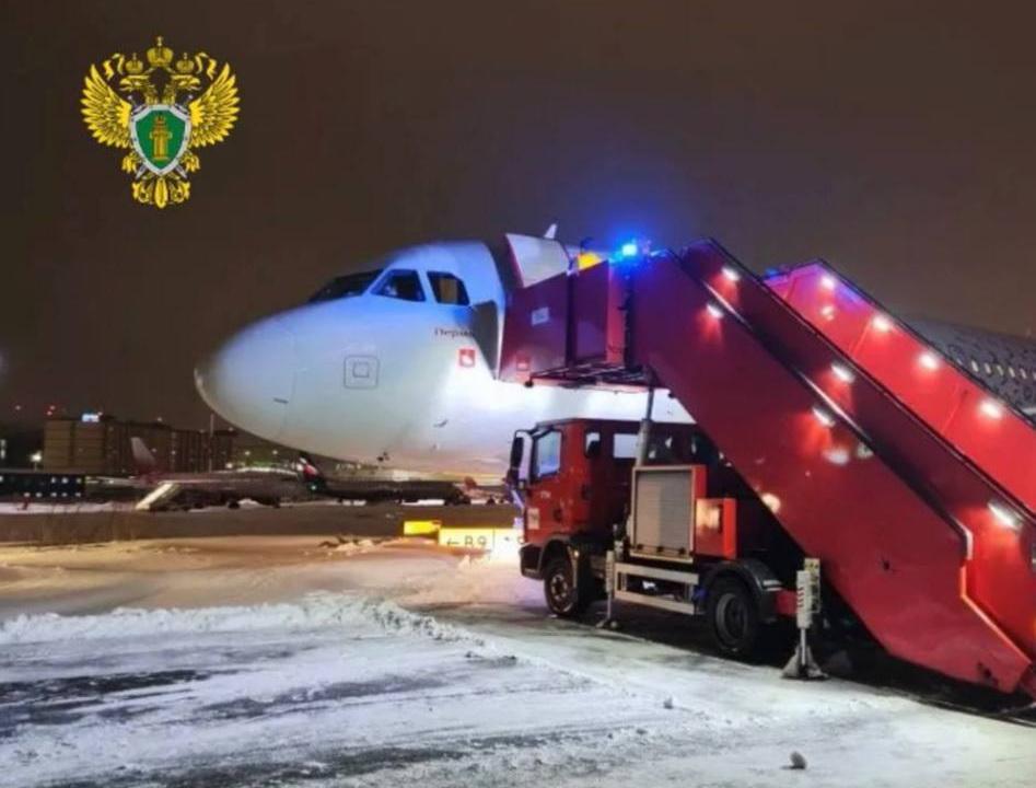 В Пулково самолет из Екатеринбурга занесло на обледенелой взлетно-посадочной полосе - Фото 1