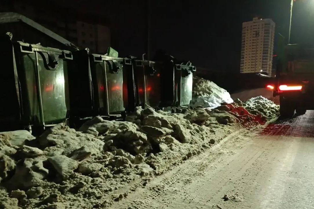 Снегопады усложнили работу мусоровозов в Екатеринбурге - Фото 1