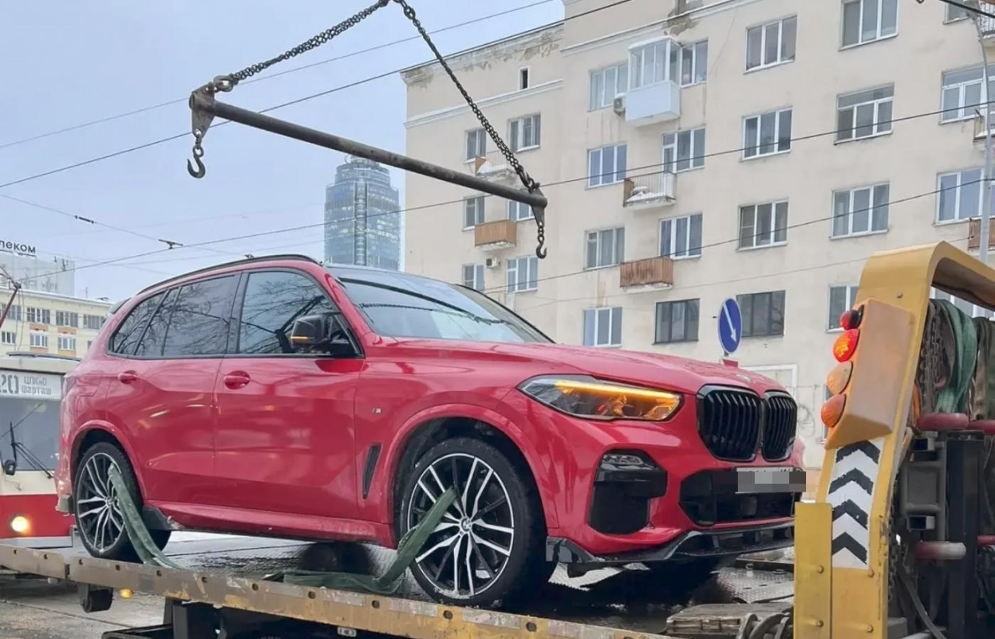 В Екатеринбурге приставы за долг в 10,7 млн рублей арестовали БМВ X5, пока ее владелец обедал - Фото 1