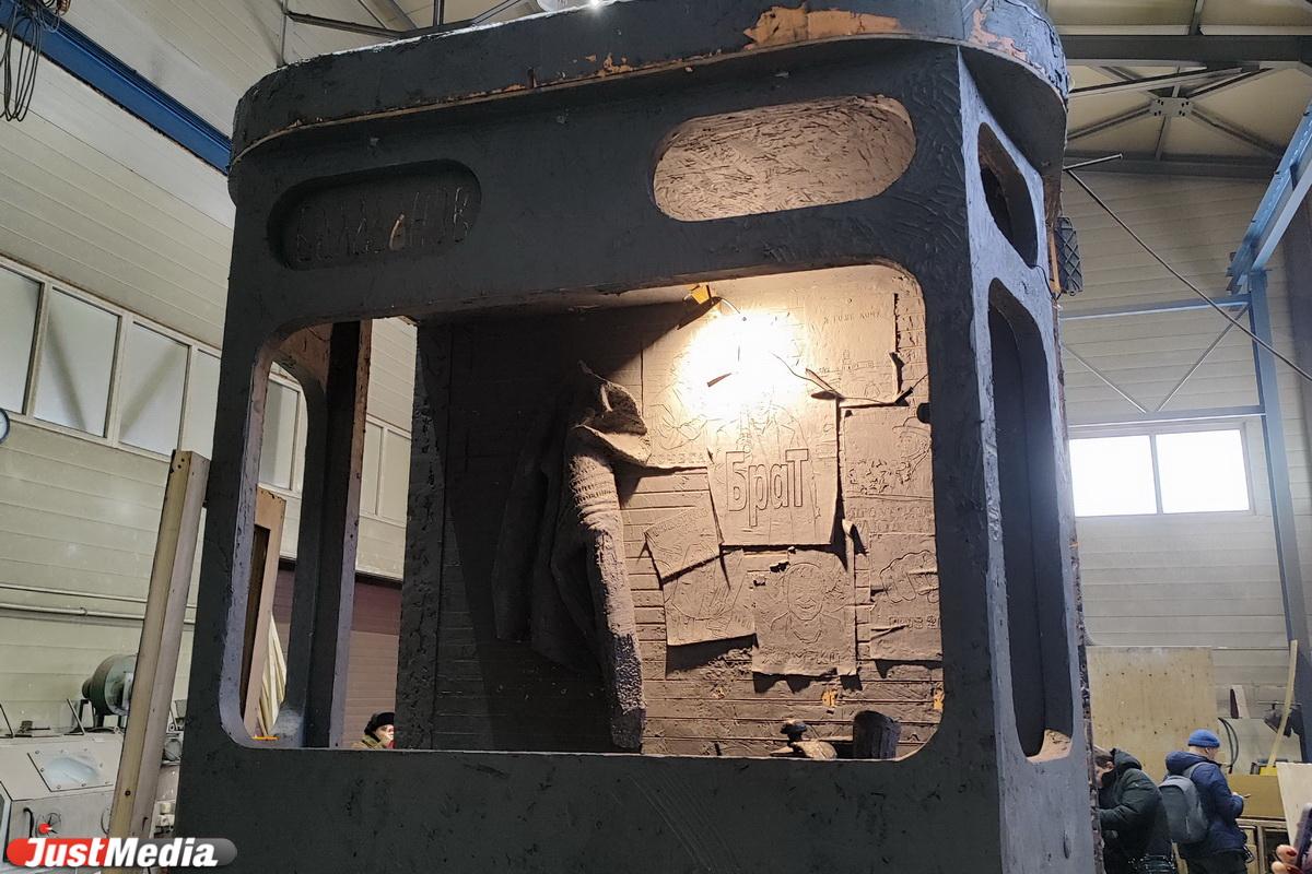 Памятник Балабанову в Екатеринбурге используют как сцену - Фото 1