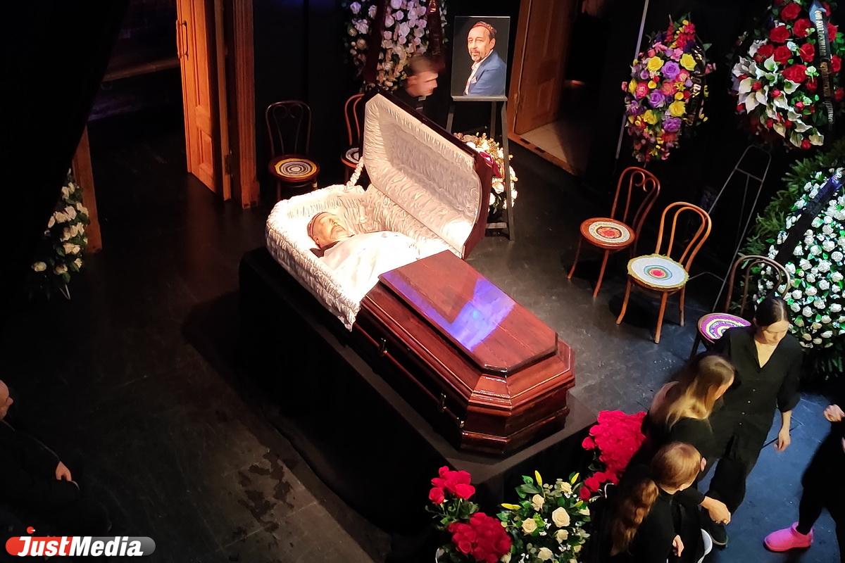 В «Коляда-Театре» проходит прощание с создателем театра Николаем Колядой - Фото 1