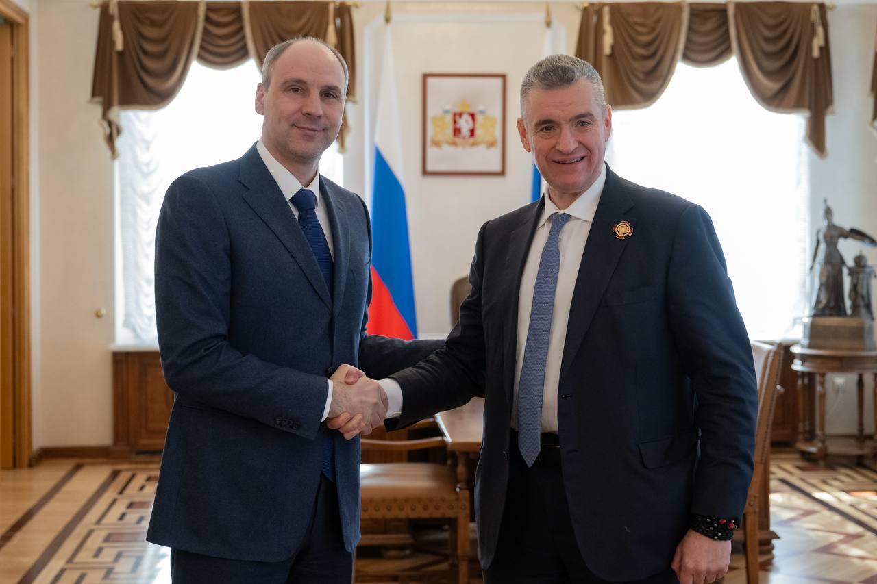 Денис Паслер провел рабочую встречу с председателем ЛДПР Леонидом Слуцким - Фото 1