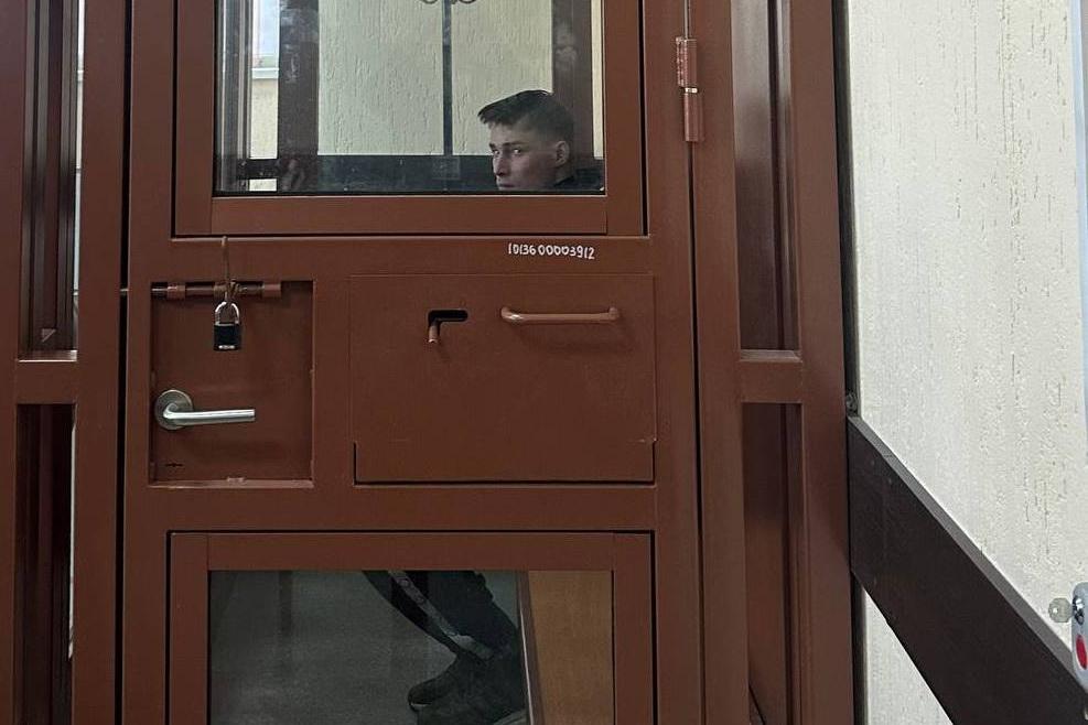 Суд отправил в СИЗО юношу из Кемерова, который поджег служебный автомобиль у отдела полиции на Эльмаше - Фото 1