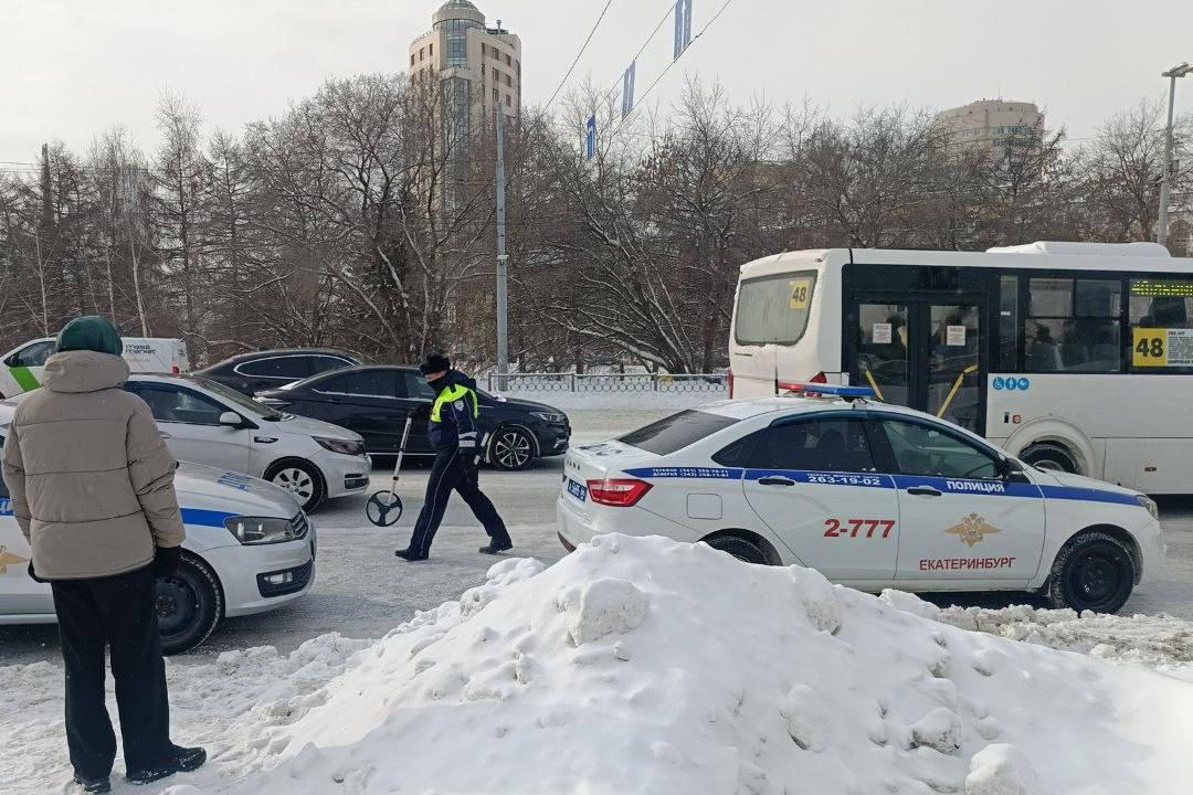 Водители двух столкнувшихся автобусов в Екатеринбурге высадили пострадавшую пассажирку и уехали в ГИБДД - Фото 1