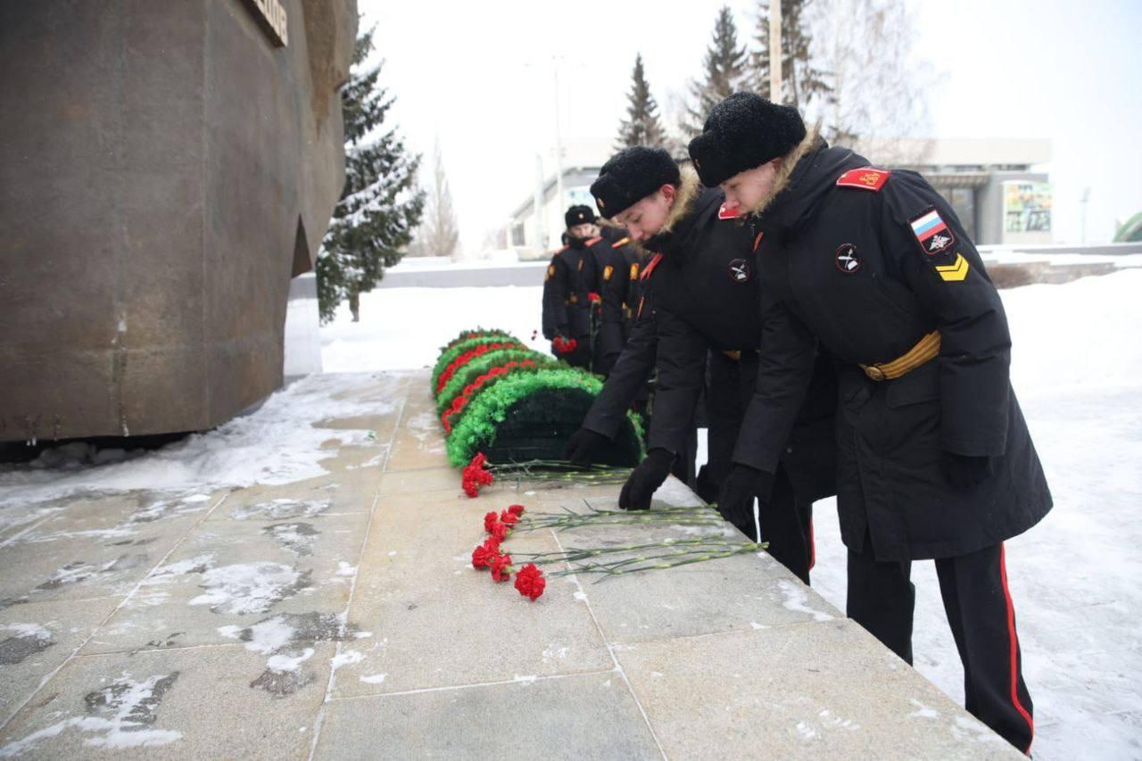 «Пусть я умру, но в памяти моего народа я буду бессмертен»: екатеринбургские суворовцы почтили память Николая Кузнецова - Фото 1