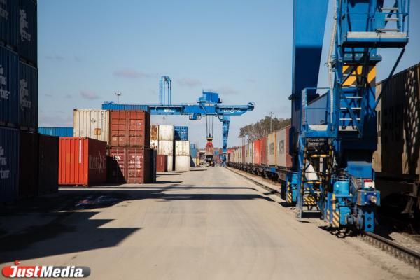 СвЖД отправила первый контейнерный поезд длиной 142 условных вагона для доставки нефтехимической продукции из Тобольска в Китай - Фото 1