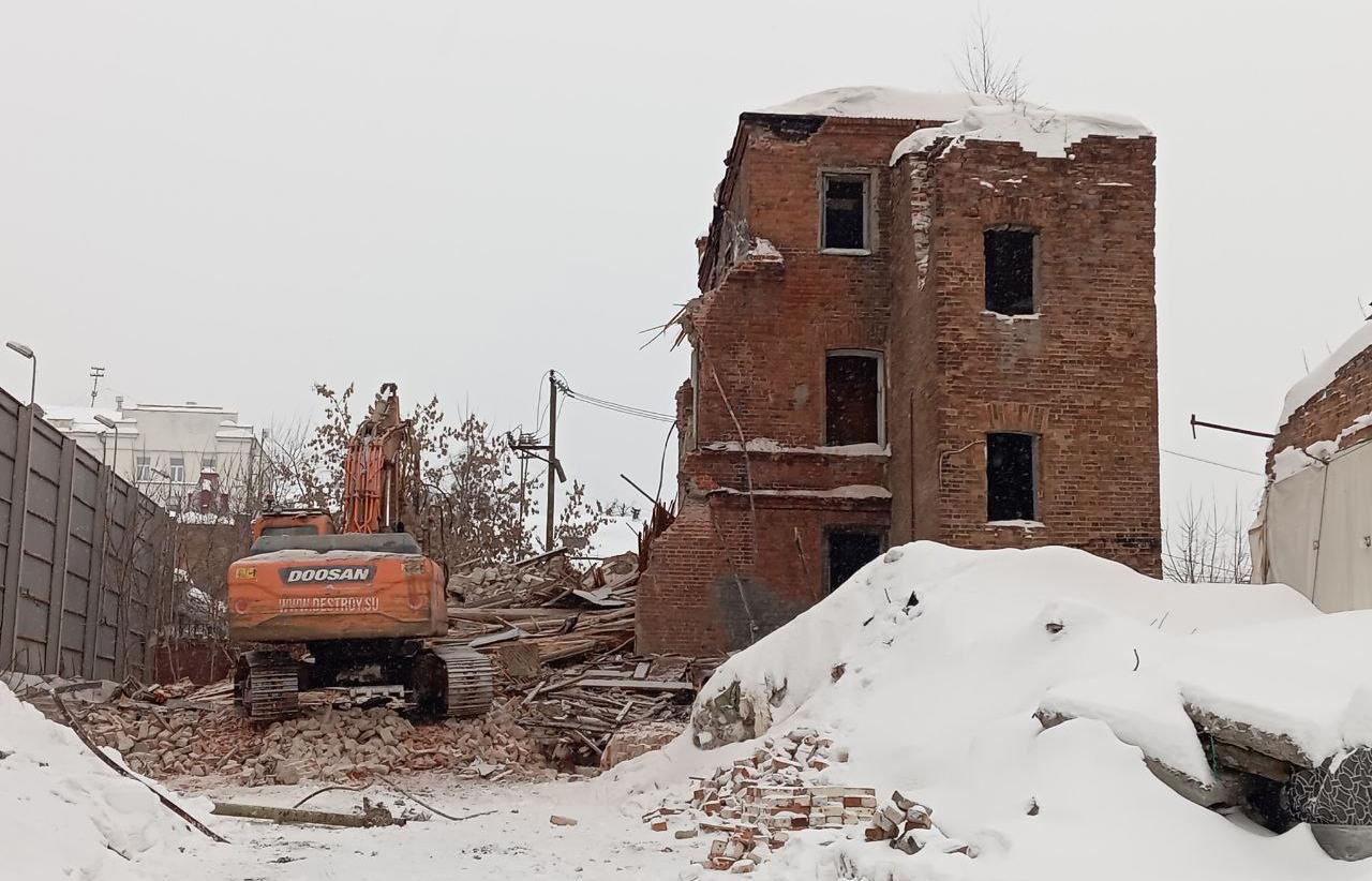 В Екатеринбурге начали сносить трехэтажное историческое здание на Розы Люксембург, 10 - Фото 1