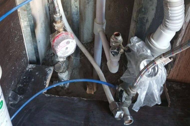 Судебные приставы вернули воду жителям многоэтажки на Втузгородке - Фото 1