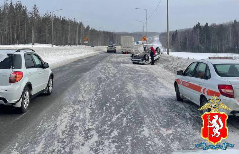 Под Екатеринбургом дедушка на «Ладе» наехал на ограждение и перевернулся - Фото 1