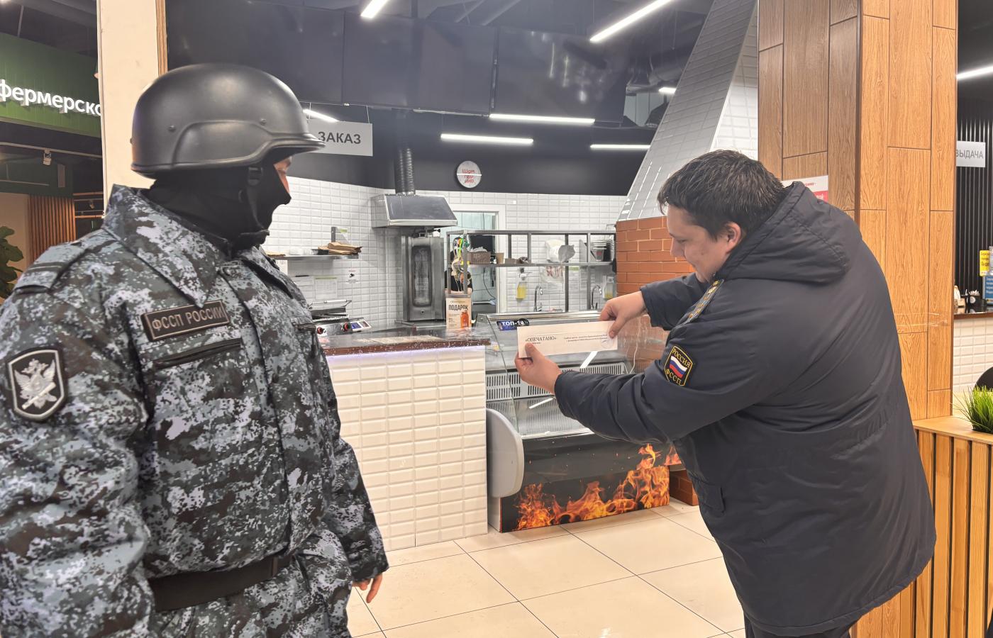 В Екатеринбурге в ТЦ «Омега» приставы опечатали «Шампурико» и «Шафран» - Фото 1