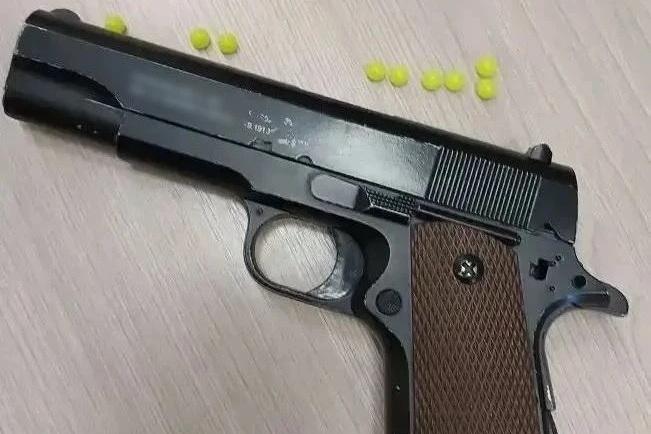 Пятиклассник выстрелил из пневматики в лоб однокласснику прямо на уроке в школе Верхней Пышмы - Фото 1