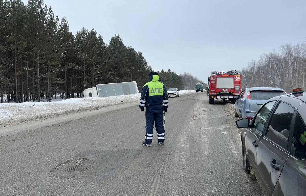 Под Камышловым водитель фуры, столкнувшись с легковушкой, улетел в кювет и перевернулся - Фото 1