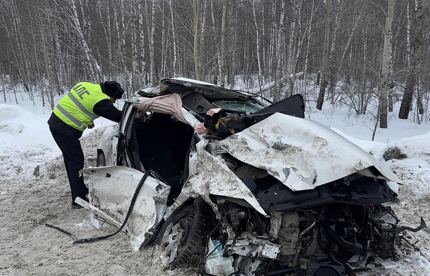 В утреннем ДТП с фурой и легковушкой под Камышловым пострадали два человека - Фото 1