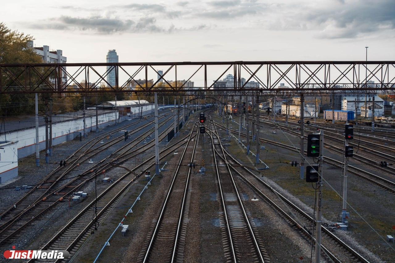 В Екатеринбурге женщине, попавшей под поезд, отрезало ногу - Фото 1
