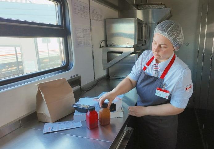 Новый сервис для пассажиров появился в поездах, курсирующих из Екатеринбурга, Тюмени и Перми в Кисловодск  - Фото 1