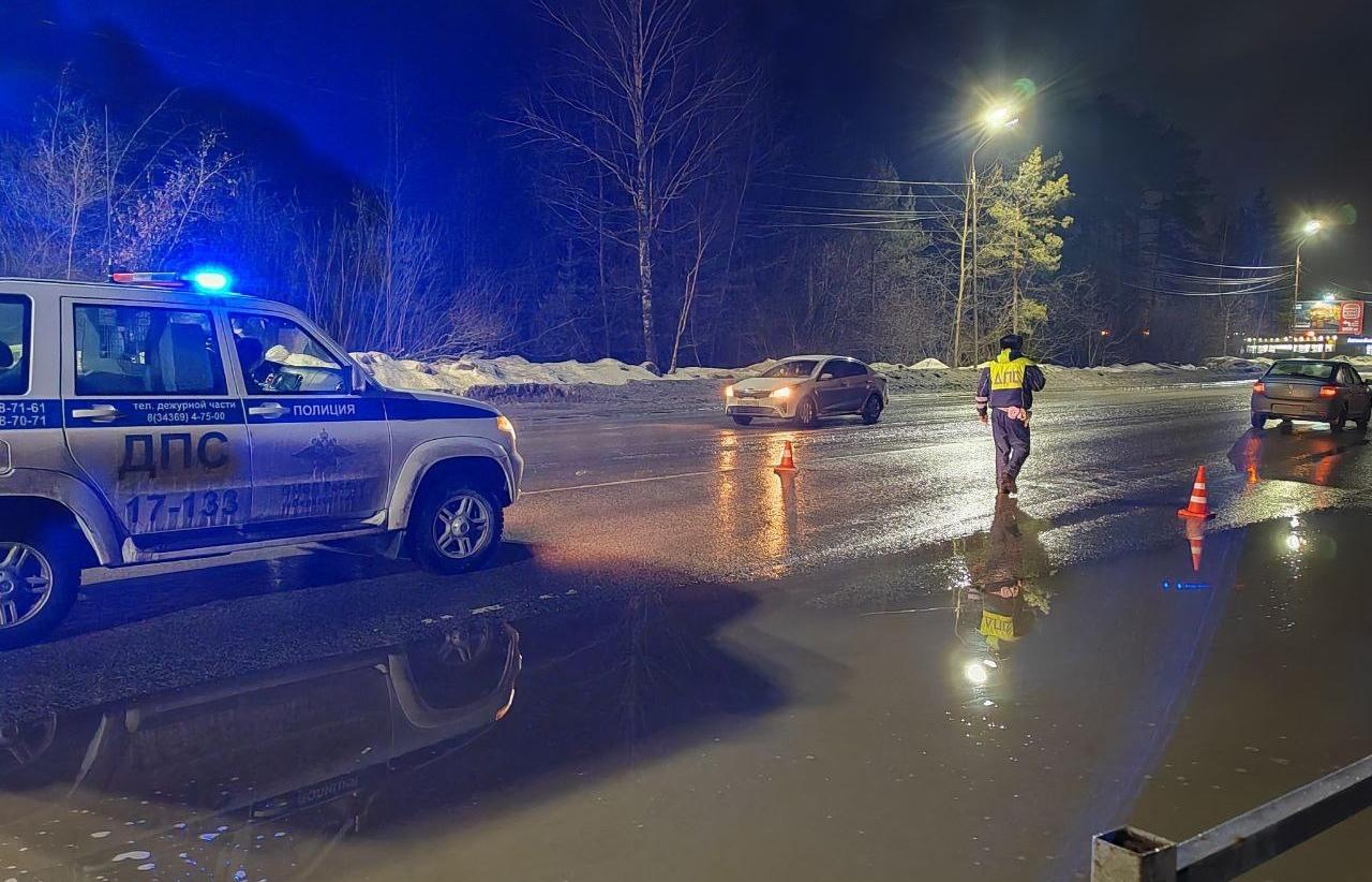 В Березовском водитель Renault Logan насмерть сбил 86-летнюю бабушку - Фото 1