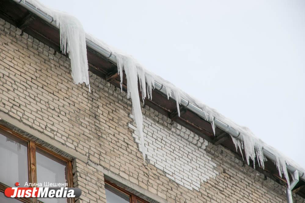 В Нижней Туре глыба льда упала на двух женщин и коляску с ребенком - Фото 1