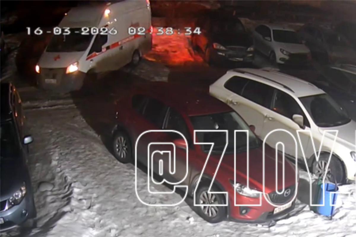 В Екатеринбурге машина скорой 18 минут выбиралась из снежной «каши» - Фото 1