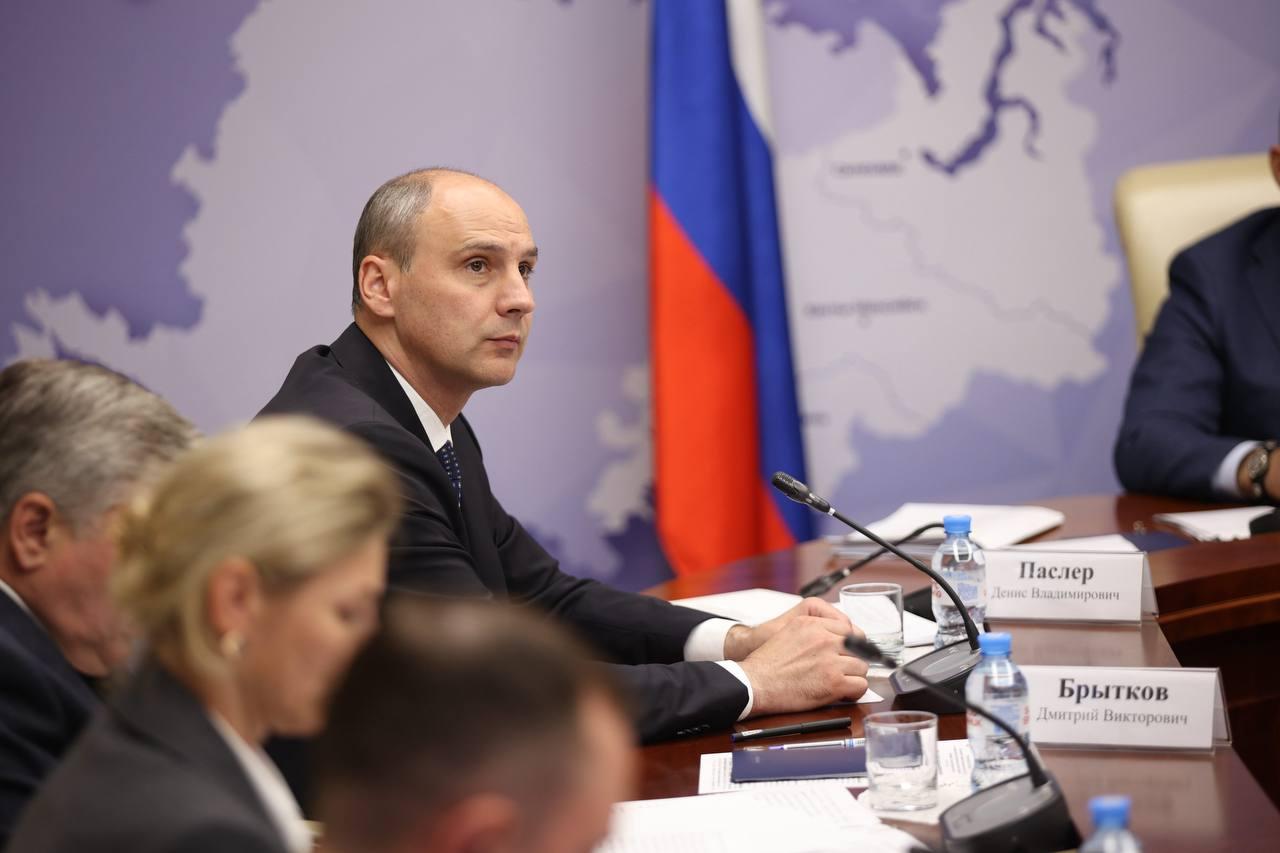 Денис Паслер запретил мигрантам с патентами работать курьерами, учителями и охранниками - Фото 1