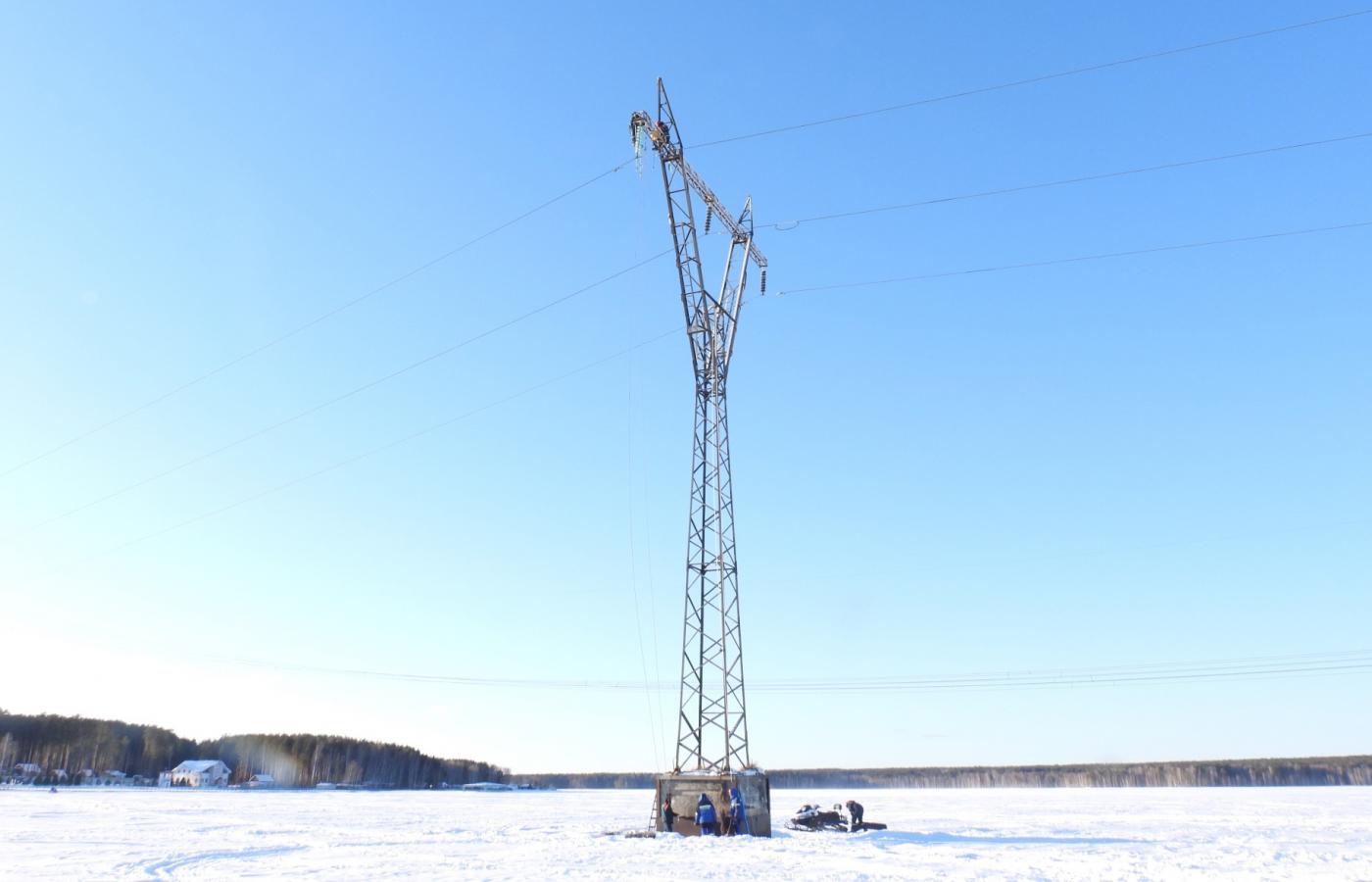 Энергетики «Россети Урал» провели сложные работы на опоре ЛЭП в акватории Белоярского водохранилища - Фото 1