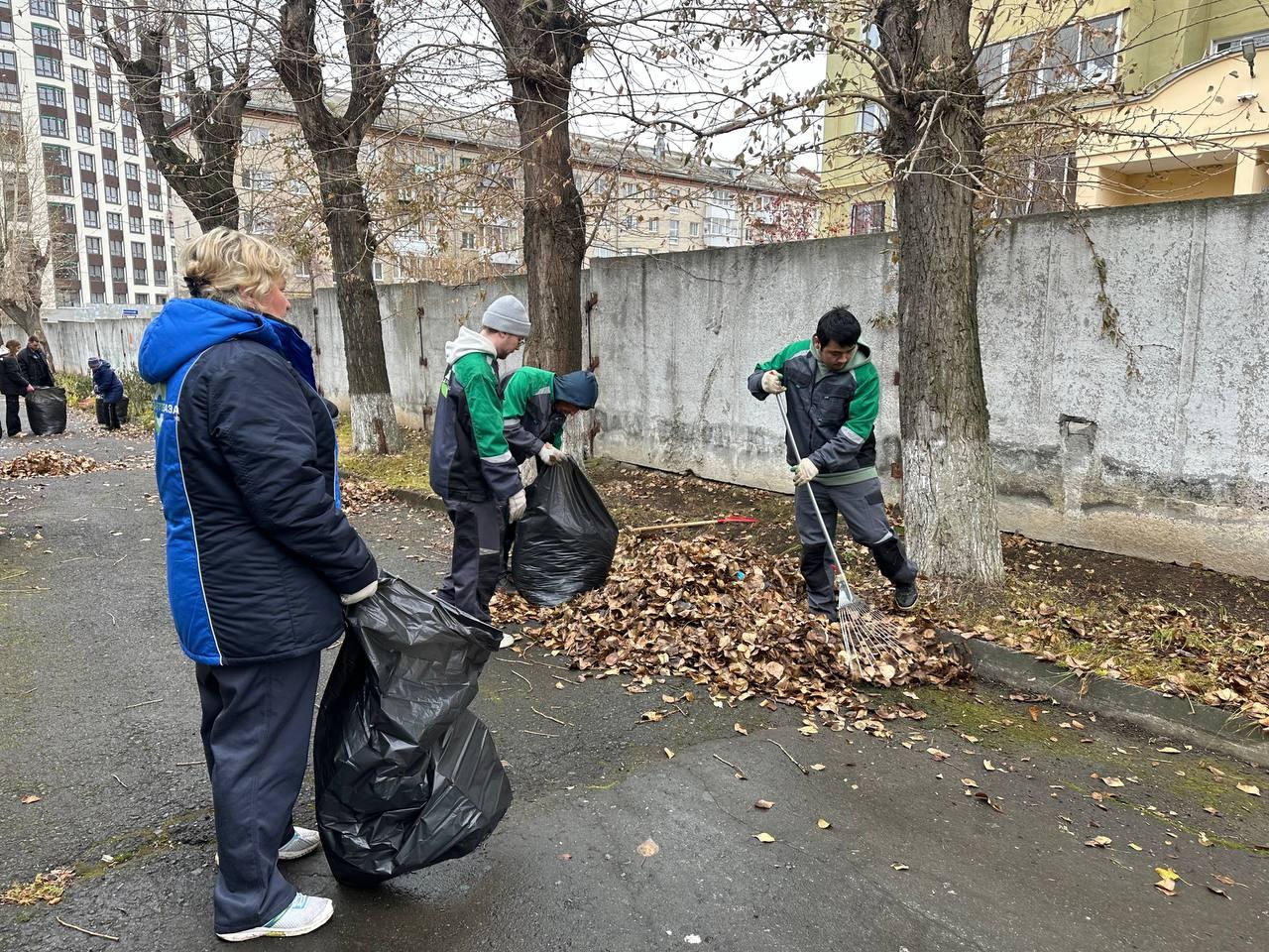 Мусор после апрельских субботников в Екатеринбурге вывезет «Спецавтобаза» - Фото 1