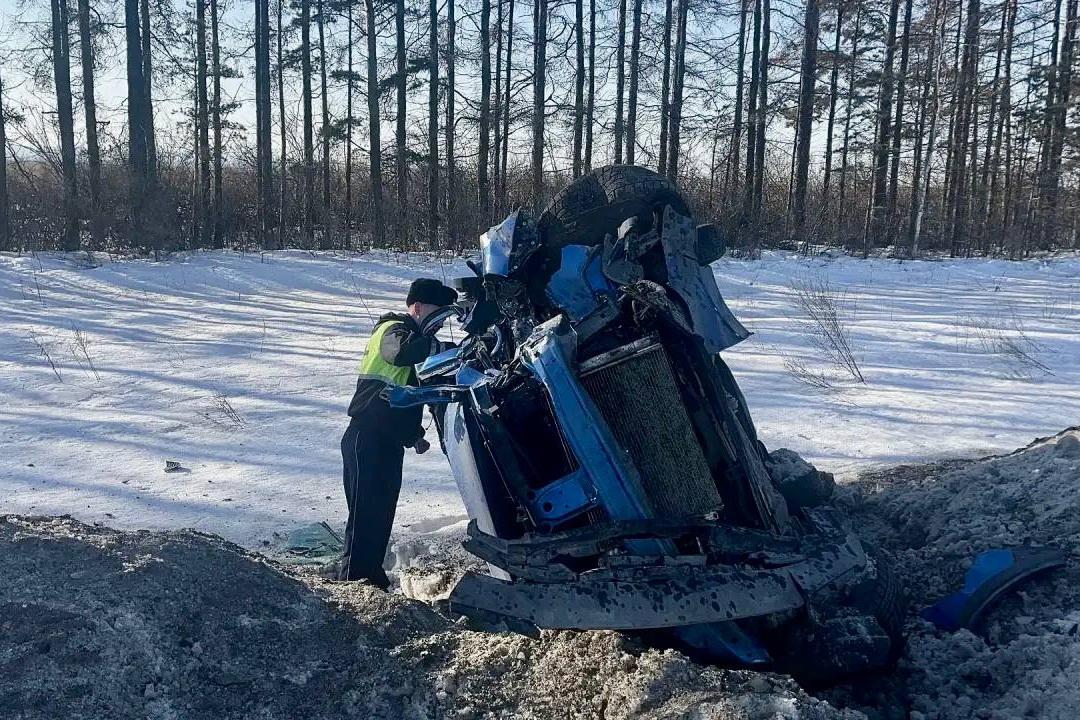 Автоледи на «Ладе» налетела на отбойник и столб и перевернулась в кювете на Тюменском тракте - Фото 1