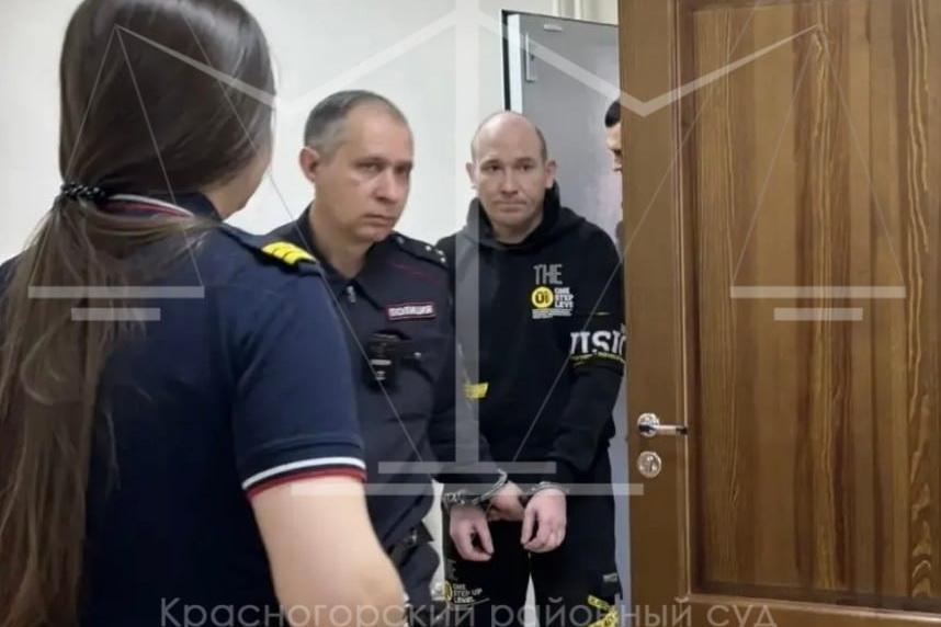 Житель Каменска-Уральского, пьяным расстрелявший квартиру с детьми, получил почти 6 лет колонии - Фото 1