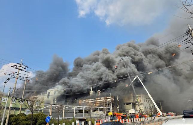 Число жертв пожара на заводе в Южной Корее увеличилось до 11 - Фото 1
