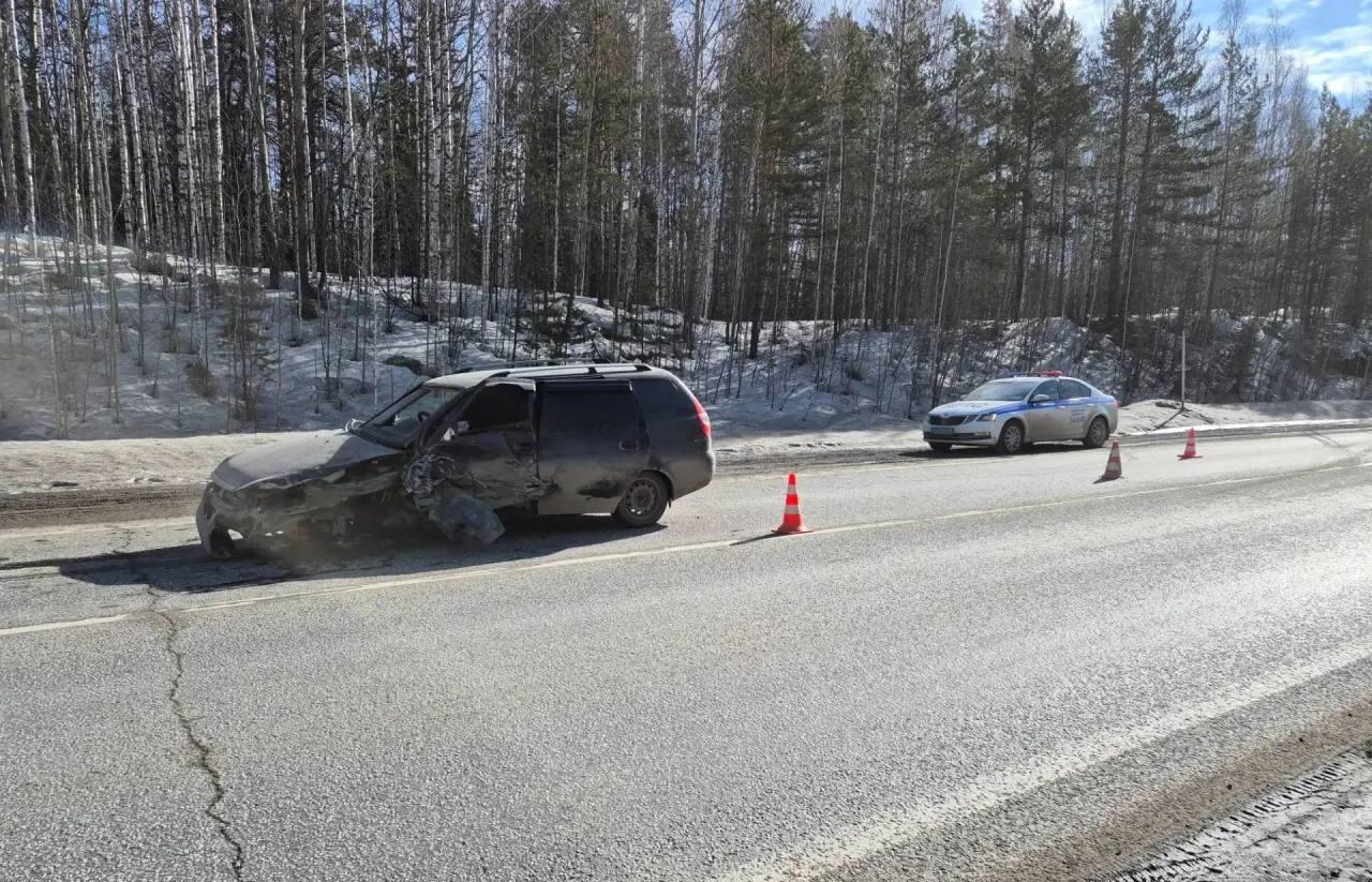 Под Кушвой водителя «Лады» ослепило солнце, и он влетел во встречный «Шевроле» - Фото 1