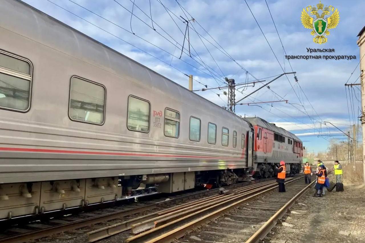 Пассажирский поезд сошел с рельсов в Серове - Фото 1