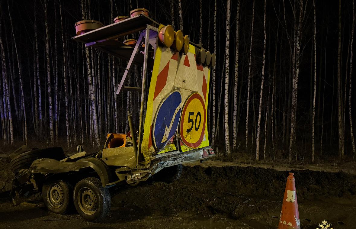 Под Первоуральском водитель «Газели» влетел в спецавтомобиль и снес трех дорожников - Фото 1