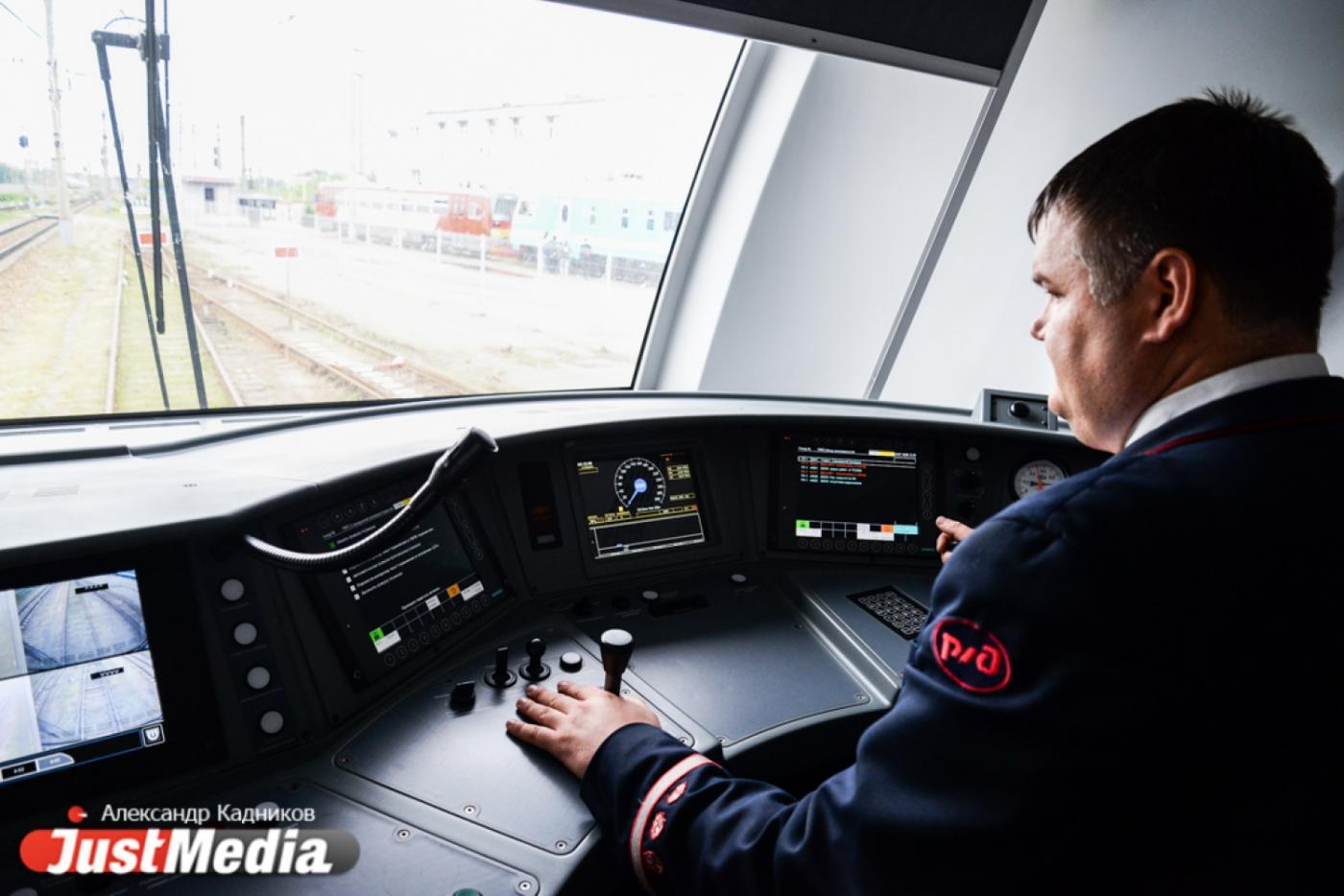 Завтра в полдень по случаю Дня машиниста локомотивы на СвЖД дадут единый гудок - Фото 1